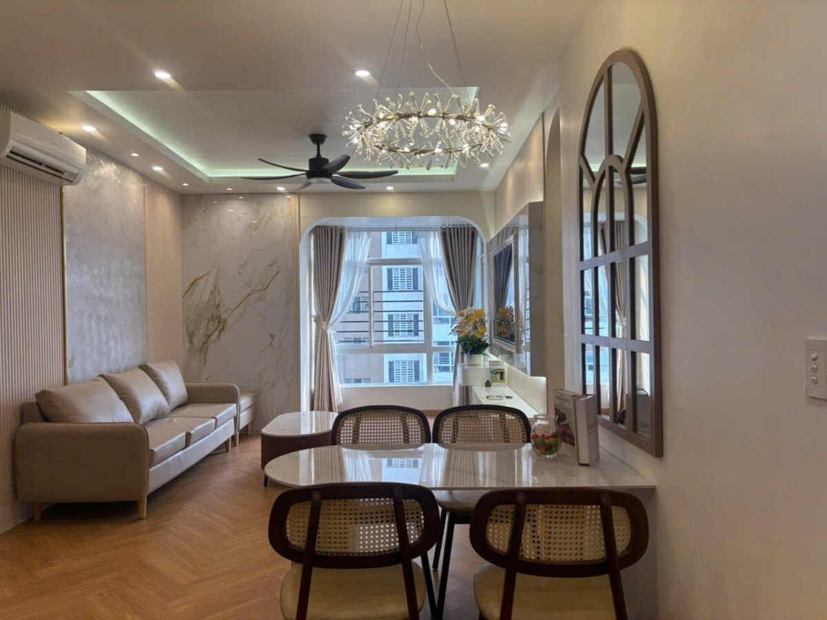 phong khach can ho sky garden 3 can ban 2 - Bán căn góc Sky Garden 3. DT 75m2 Nhà đẹp thiết kế 3 Phòng ngủ-2wc- Sẵn khách thuê 28 Triệu/Tháng. Giá bán 7.180 Tỷ