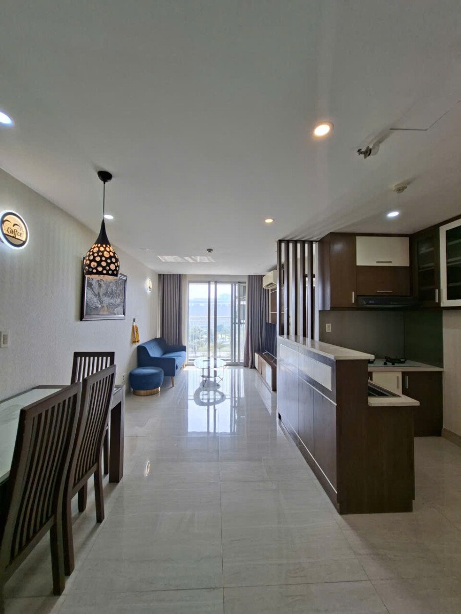 phong khach co ban cong can ho scenic valley 1 13 - Cho thuê căn hộ Scenic Valley 1. DT 71m2 Lầu trung- 2 Phòng-2wc- Nhà trống vào ngay- Giá thuê 18 Triệu/Tháng