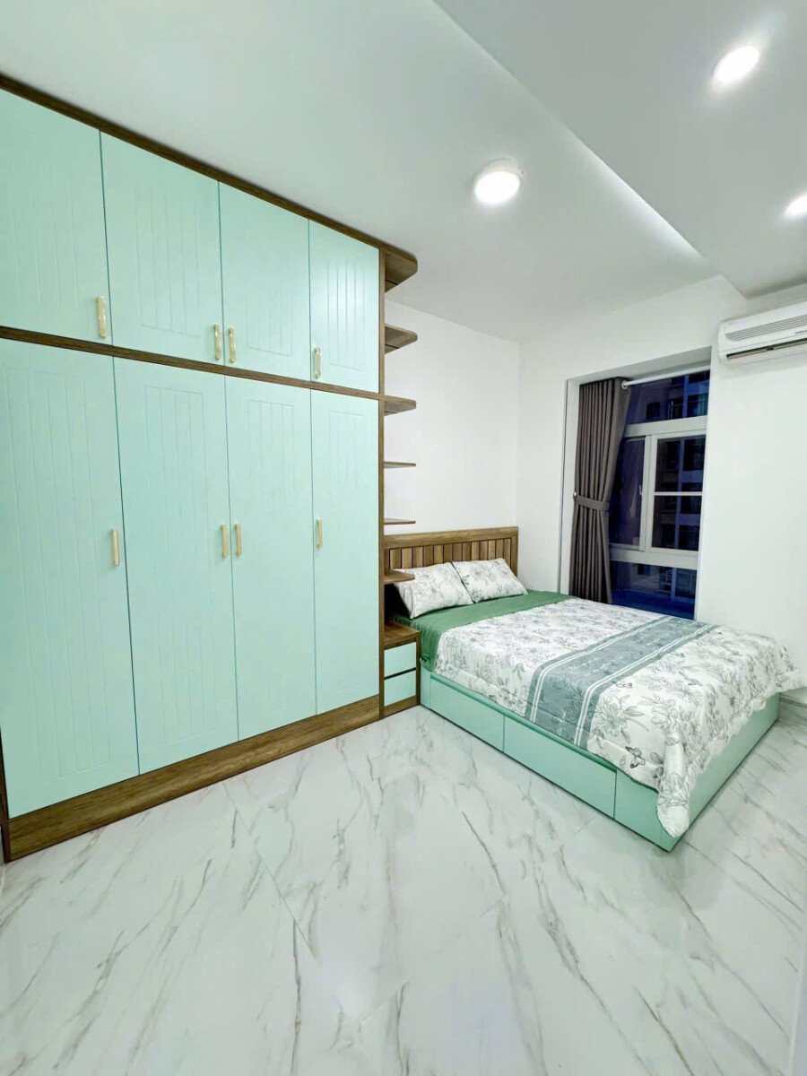 phong ngu 2 can ho sky ban 1 - Bán căn hộ Sky Garden 2. DT 71m2 Thiết kế 2 Phòng-2wc- Nhà đẹp- Đang cho thuê 19 Triệu/Tháng. Giá bán 5.650 Tỷ