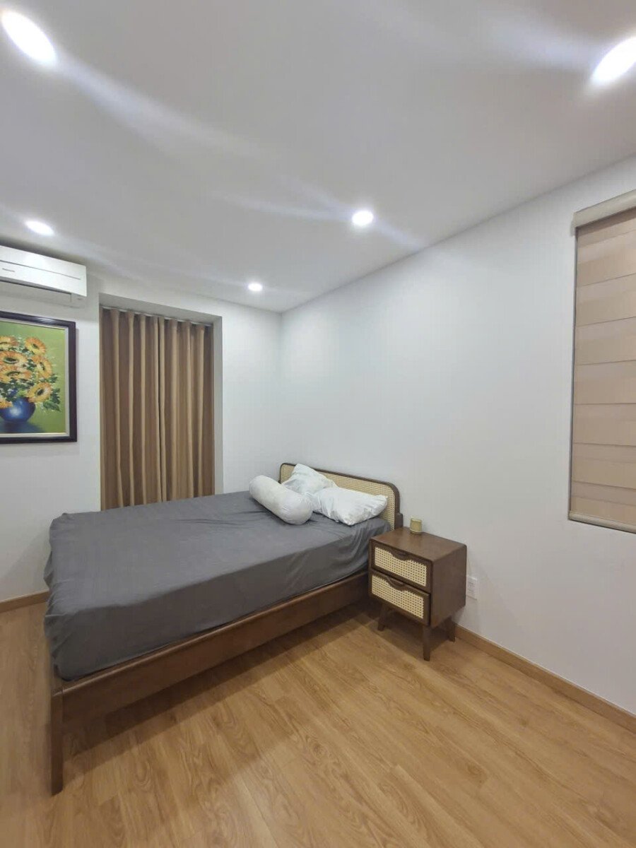phong ngu 2 can ho sky garden 3 can cho thue 10 1 - Cho thuê căn hộ đẹp tại Sky Garden 3. DT 68m2 Nhà đẹp- Nội thất mới tinh- 2 phòng ngủ-2wc- Giá thuê 17 Triệu/Tháng