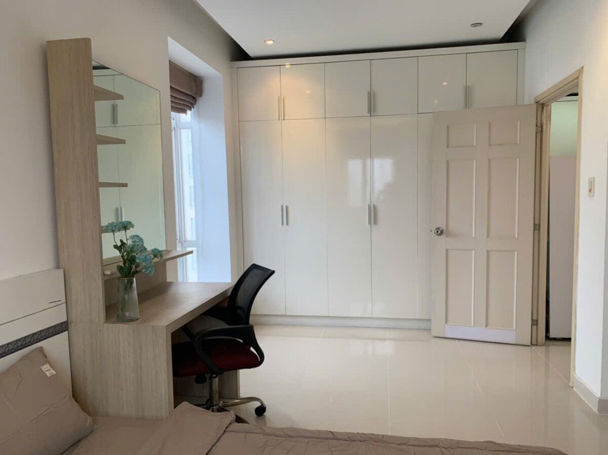 phong ngu can goc sky 3 ban - Bán nhanh căn hộ Sky Garden 3. Căn góc 72m2 View trực diện hồ bơi- Lầu cao- 2 Phòng ngủ-2wc- Giá bán 6.5 Tỷ