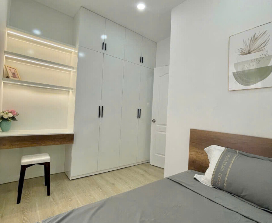 phong ngu can ho can ban gap 1 900x738 - Bán căn hộ 70m2, chung cư Sky Garden 3, 03pn, nhà đẹp, giá 5,868 tỷ, đầy đủ nội thất.