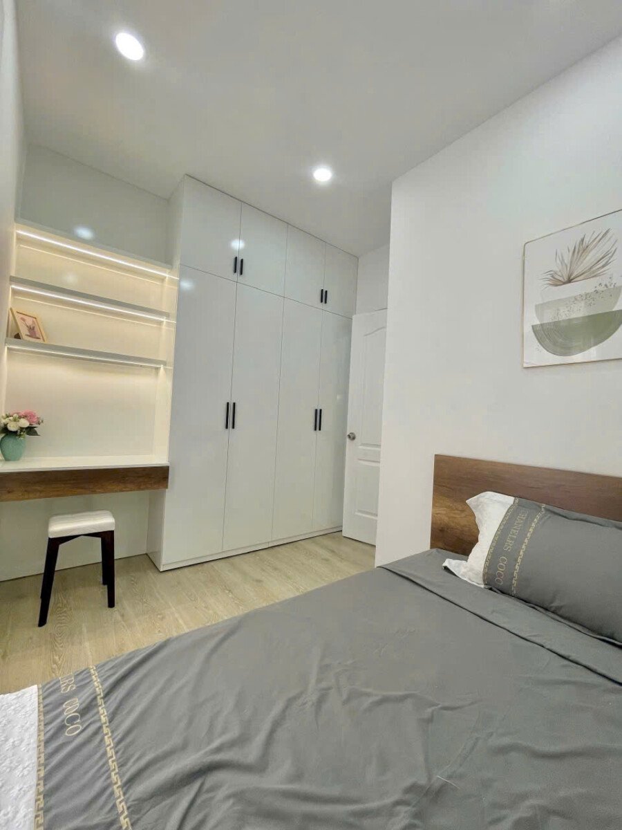 phong ngu can ho can ban gap 1 - Bán căn hộ 70m2, chung cư Sky Garden 3, 03pn, nhà đẹp, giá 5,868 tỷ, đầy đủ nội thất.