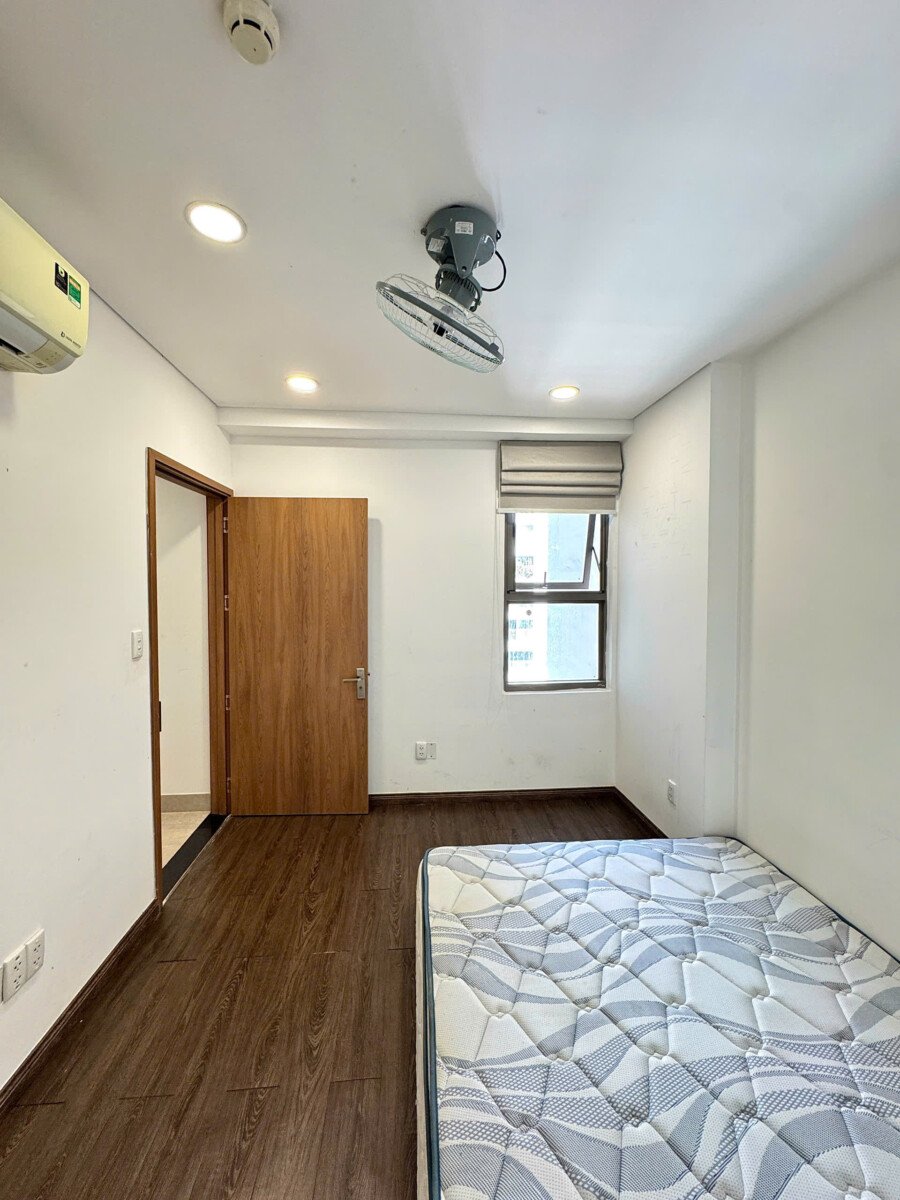phong ngu thoang 1 - Bán căn hộ Saigon South Residences. DT 74m2 Lầu cao vút- view đông nam-2 phòng ngủ-2wc- Nội thất đầy đủ- Giá 6.050 Tỷ