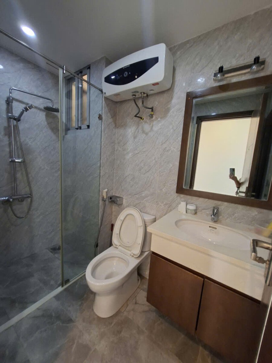 phong tam rong rai can ho ban - Cho thuê căn hộ Scenic Valley 1. DT 71m2 Lầu trung- 2 Phòng-2wc- Nhà trống vào ngay- Giá thuê 18 Triệu/Tháng