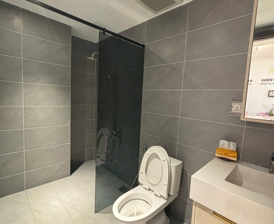 toilet can ho can ban 900x738 - Bán nhanh trước Tết căn hộ Celesta rise. DT 49m2 Thiết kế 1 phòng-1wc- Đang cho thuê 10.5 Triệu. Giá bán 4.4 Tỷ