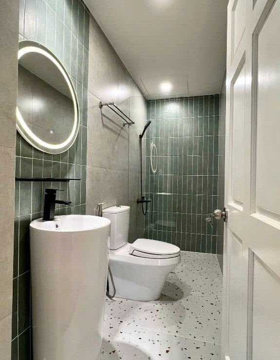 tollet can ho ban 2 575x738 - Bán căn hộ , 71m2, chung cư Sky Garden 3, 03pn, giá 5.9 tỷ, nhà đang có hợp đồng thuê 19tr/tháng.