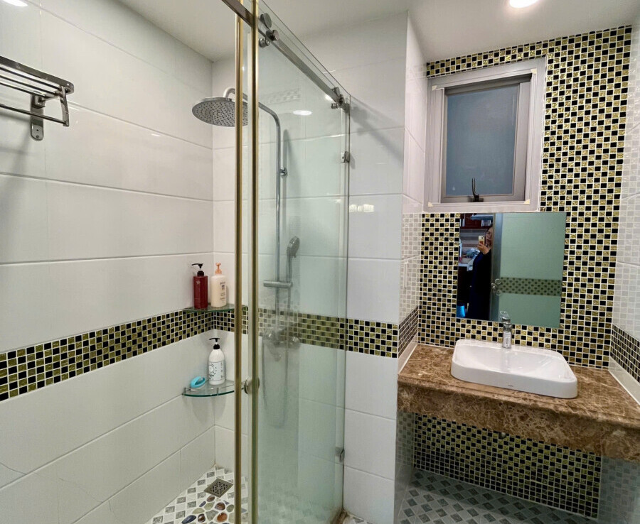 tollet can ho cho thue 2 900x738 - Cho thuê căn hộ chung cư Scenic Valley 1, 80m2, 02pn, giá 20tr/tháng, nội thất đầy đủ.