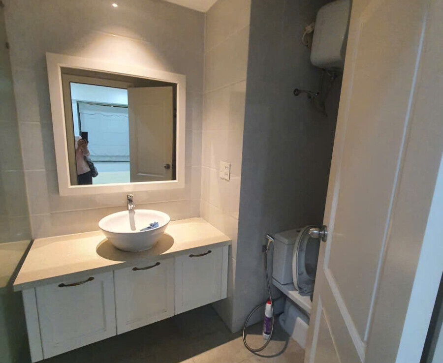 wc can ho cho thue 900x738 - Cho thuê căn hộ Hưng Phúc Happy residences. DT 98m2 Thiết kế 3 Phòng-2wc- View biệt thự- Giá thuê 25 Triệu/Tháng