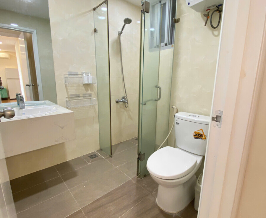 wc can ho scenoc ban 900x738 - Bán căn hộ Scenic Valley 1. DT 71m2 Nhà đẹp-Lầu cao- View trực diện hồ bơi- 2 Phòng-2wc- Giá 7.490 Tỷ