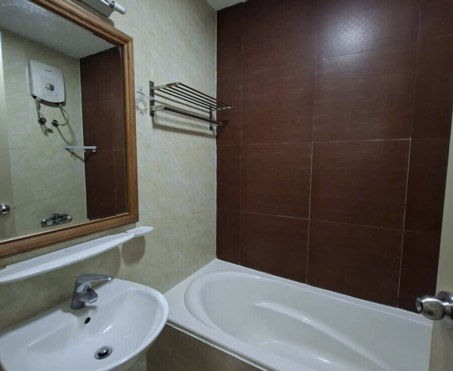 wc co bon tam 900x738 - Cho thuê căn hộ đẹp Sky Garden 3. DT 68m2 Thiết kế 2 Phỏng-2wc- Nội thất đầy đủ-Lầu cao- Giá 16 Triệu/Tháng