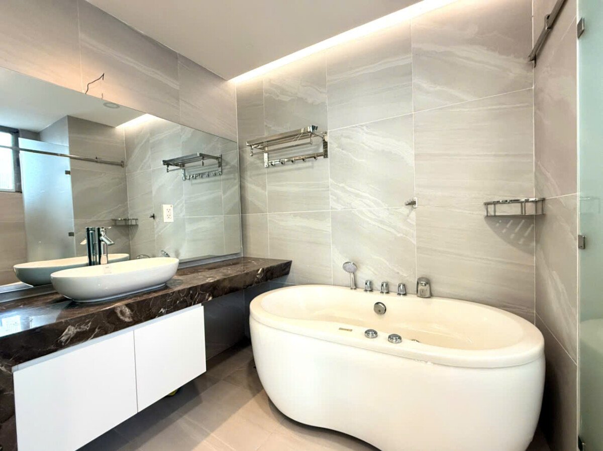 wc co bon tam nam 1 - Cho Thuê căn hộ Hưng Phúc (Happy Residences) DT 98m2 Nhà đẹp- View biệt thự- kèm ô xe- Nội thất đầy đủ- Giá 30 Triệu/Tháng