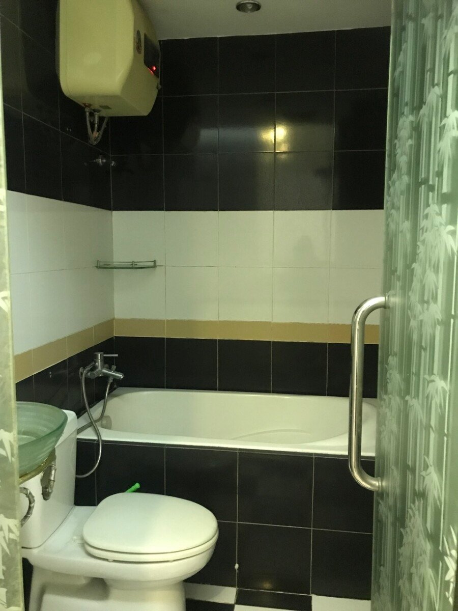 wc co bon tam nam - Cho thuê căn hộ Sky Garden 2. DT 81m2 Thiết kế 3 phòng ngủ-2wc- Nội thất đầy đủ như hình- Giá rẻ chỉ 13 Triệu/Tháng