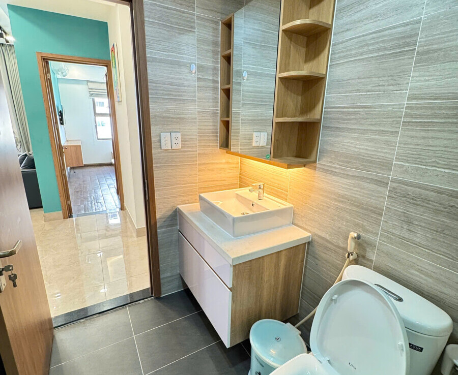 wc day du thiet bi 900x738 - Bán căn hộ Saigon South Residences. DT 74m2 Lầu cao vút- view đông nam-2 phòng ngủ-2wc- Nội thất đầy đủ- Giá 6.050 Tỷ