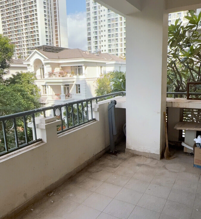 ban cong rong rai 675x738 - Bán nhanh căn hộ Cảnh Viên 2. DT 118m2 Thiết kế 3 Phòng ngủ-2wc- View biệt thự- Giá 10.450 Tỷ