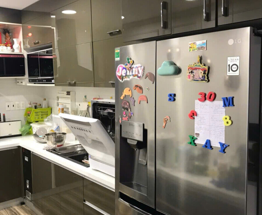 bep can ho ban 8 899x738 - Bán căn hộ 110m2, chung cư Scenic Valley 1, giá 9.8 tỷ, nội thất đầy đủ, view hồ bơi.