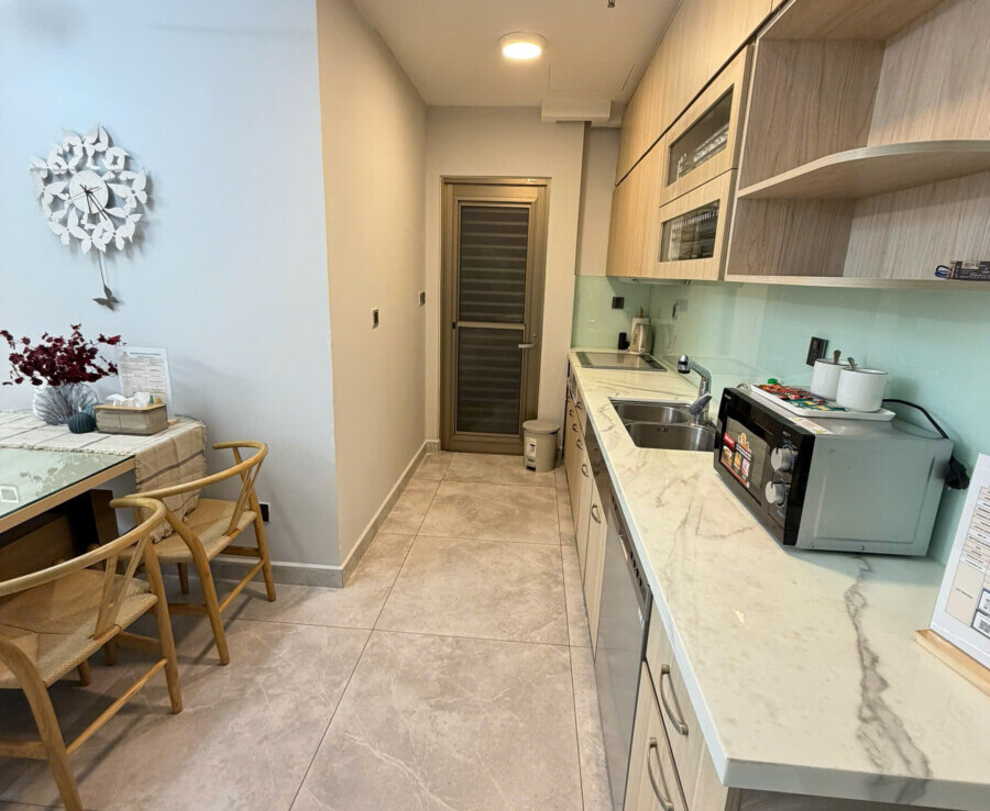 bep can ho ban 9 900x738 - Bán căn hộ chung cư Midtown The Peak, diện tích 77m2, 02pn, giá 9.8 tỷ, đầy đủ nội thất.