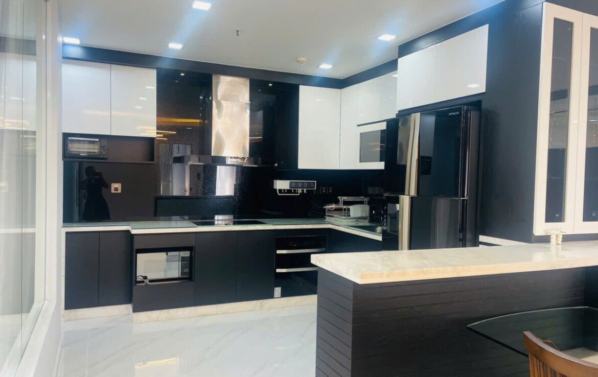 bep can ho can cho thue gap 1170x738 - Cho thuê căn góc chung cư Scenic Valley 1, 03pn, giá 1.500usd/tháng, nhà đẹp, xem nhà dễ.