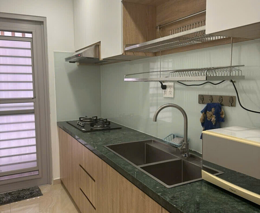 bep can ho scenic cho thue 900x738 - Cho thuê căn hộ Scenic Valley 1. DT 77m2 Thiết kế 2 phòng ngủ-2wc- Nội thất đầy đủ- Giá thuê 18 Triệu/Tháng