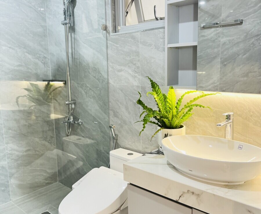 can ho co 2 nha tam day du thiet bi cao cap 900x738 - Chủ gửi bán gấp căn hộ 3pn view sông chung cư Scenic Valley 1 giá 17 tỷ