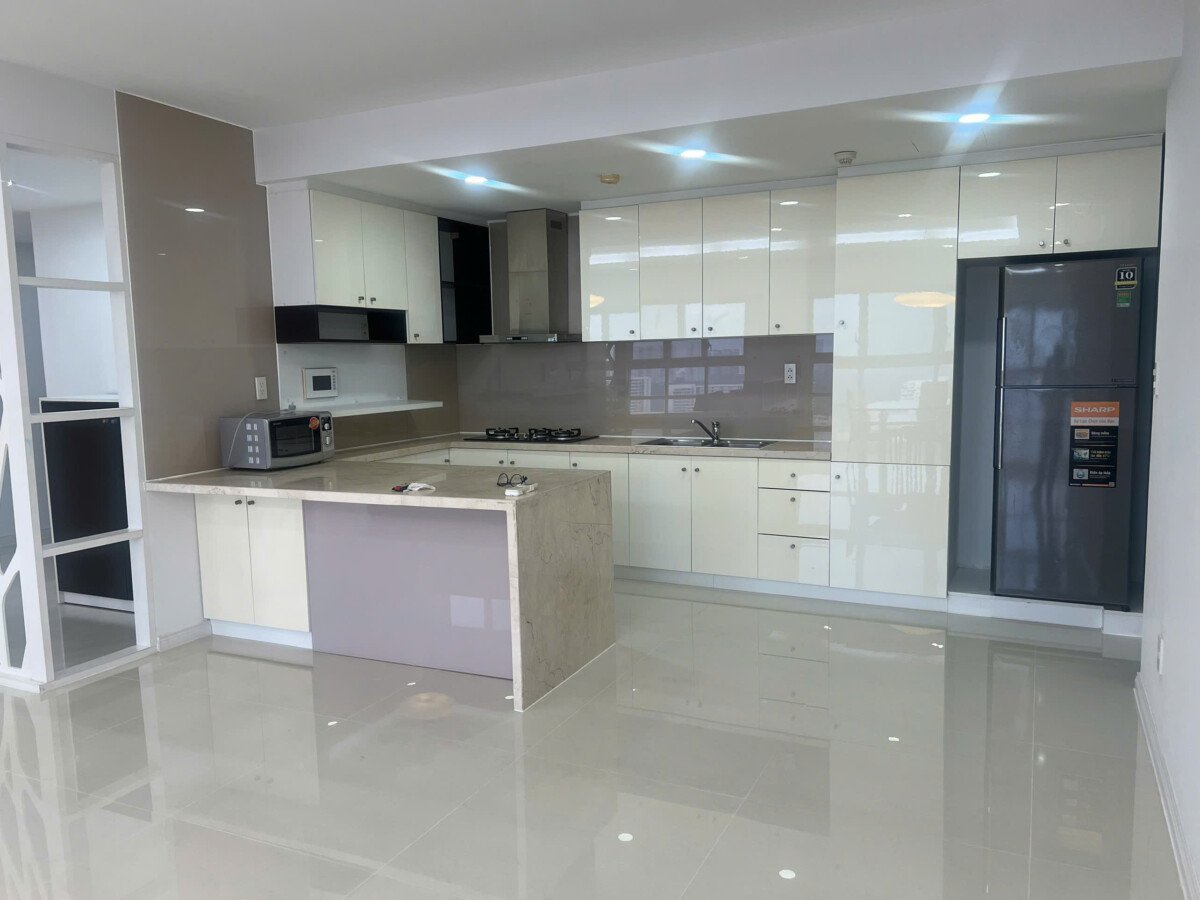 khong gian bep rong rai 11 - Giá mua bán căn hộ 3pn số 02 tòa H chung cư Happy Valley phường Tân Hưng T3/2026