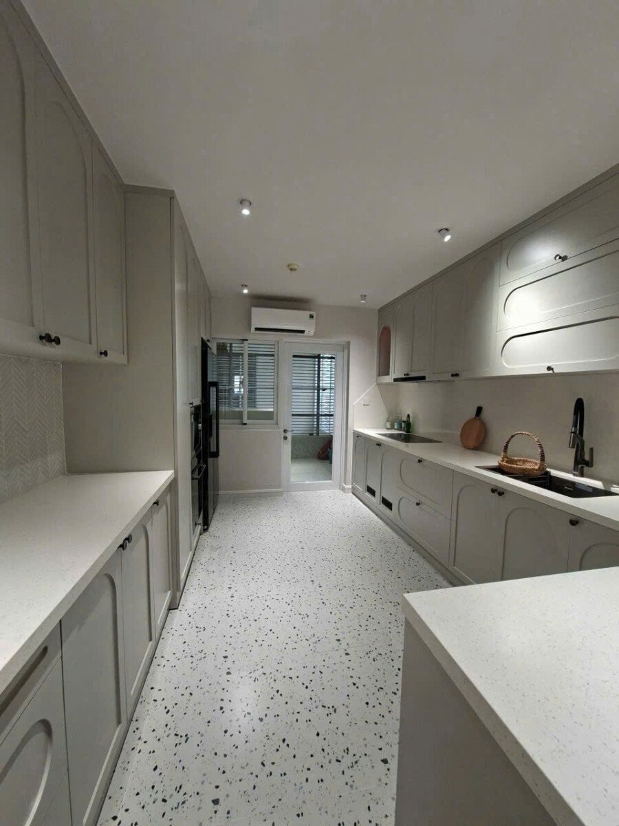 khong gian bep rong rai 7 - Giá mua bán căn hộ 3pn chung cư Riverside Residence phường Tân Mỹ T3/2026
