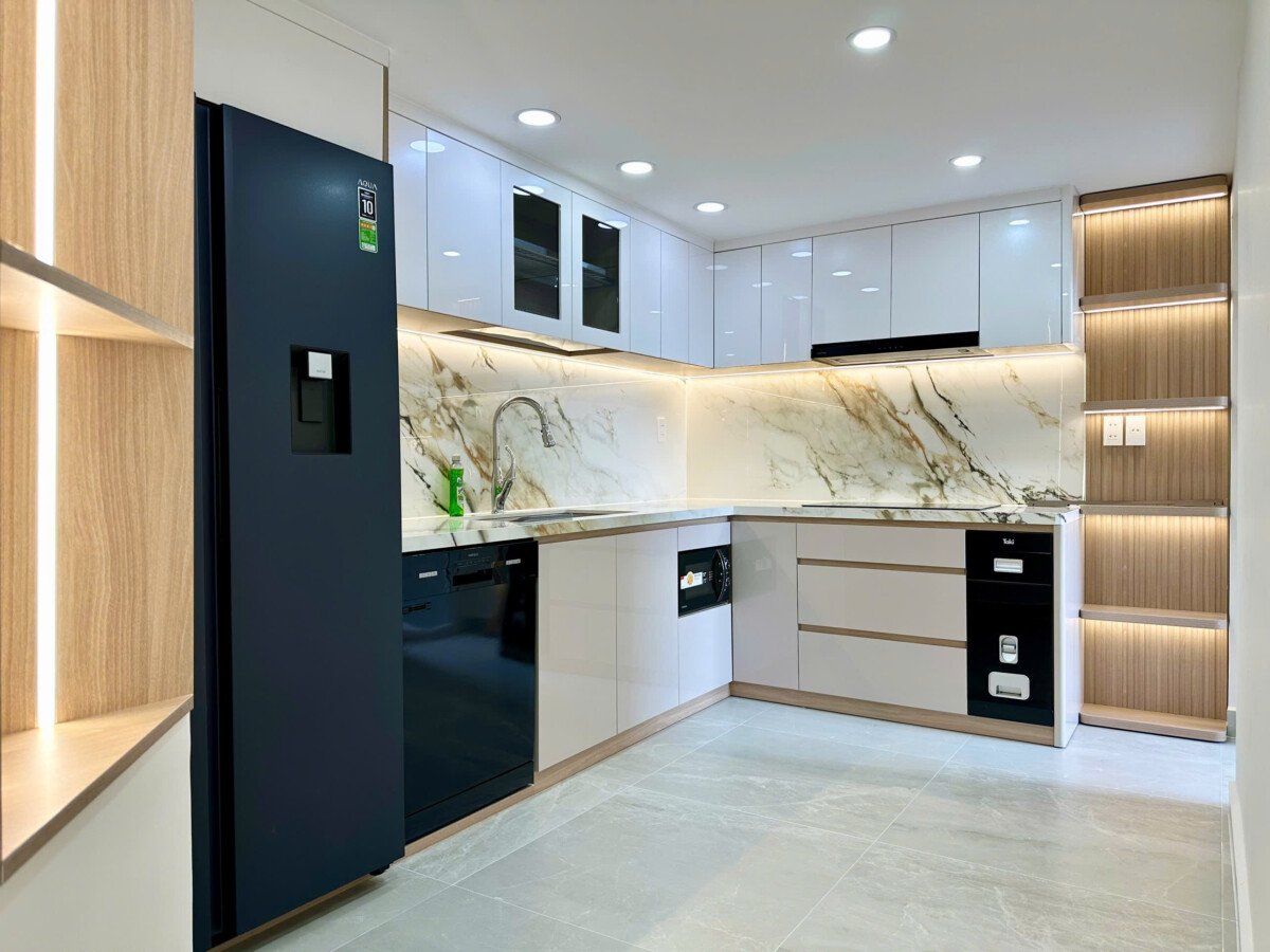 khong gian bep rong rai 8 - Giá mua bán căn hộ Duplex 4pn chung cư Sky Garden 1 phường Tân Hưng T3/2026