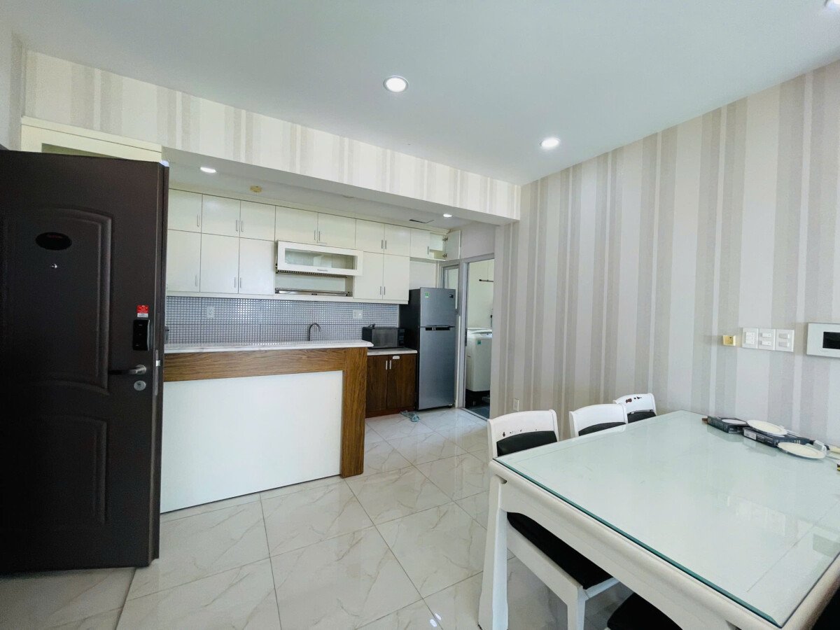 khong gian bep va phong an 1 - Giảm giá bán gấp căn hộ 100m2 tòa N chung cư Happy Valley phường Tân Hưng