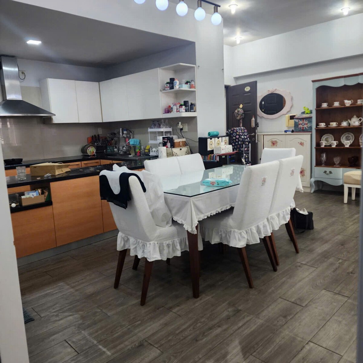 khong gian bep va phong an 2 - Giá mua bán căn hộ 3pn tòa B chung cư Garden Plaza 1 phường Tân Hưng T3/2026