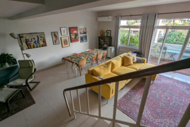 khong gian phong khach rong rai 385x258 - Giá mua bán căn hộ Duplex chung cư Mỹ Tú phường Tân Hưng T3/2026