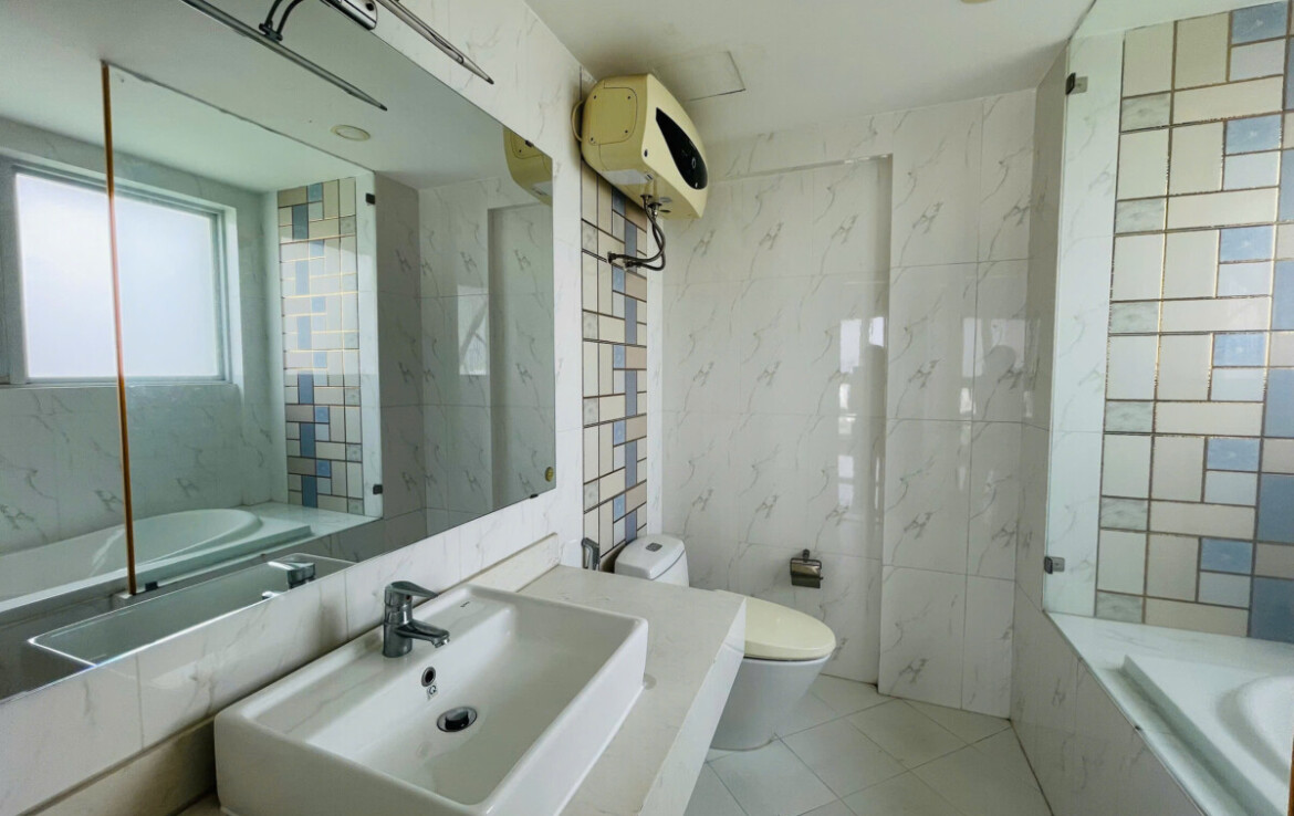 nha tam hoan thien day du 1170x738 - Giảm giá bán gấp căn hộ 100m2 tòa N chung cư Happy Valley phường Tân Hưng