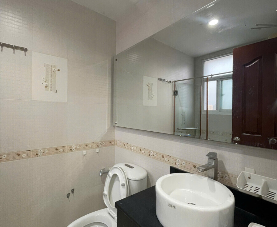 nha ve sinh 900x738 - Cho thuê căn hộ Sky Garden 3. DT 74m2 Lầu cao- 2 phòng-2wc- Nhà trống vào ngay. Giá 16 Triệu/Tháng