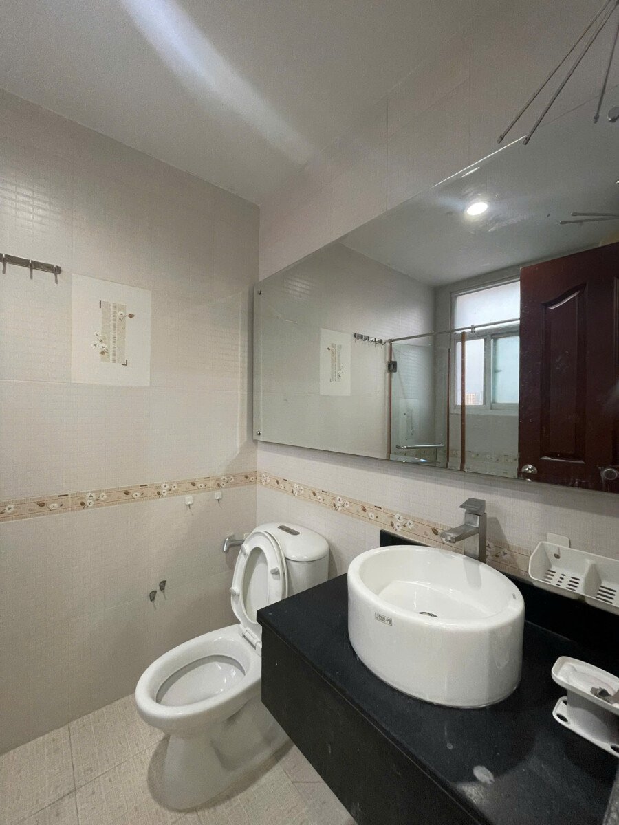 nha ve sinh - Cho thuê căn hộ Sky Garden 3. DT 74m2 Lầu cao- 2 phòng-2wc- Nhà trống vào ngay. Giá 16 Triệu/Tháng