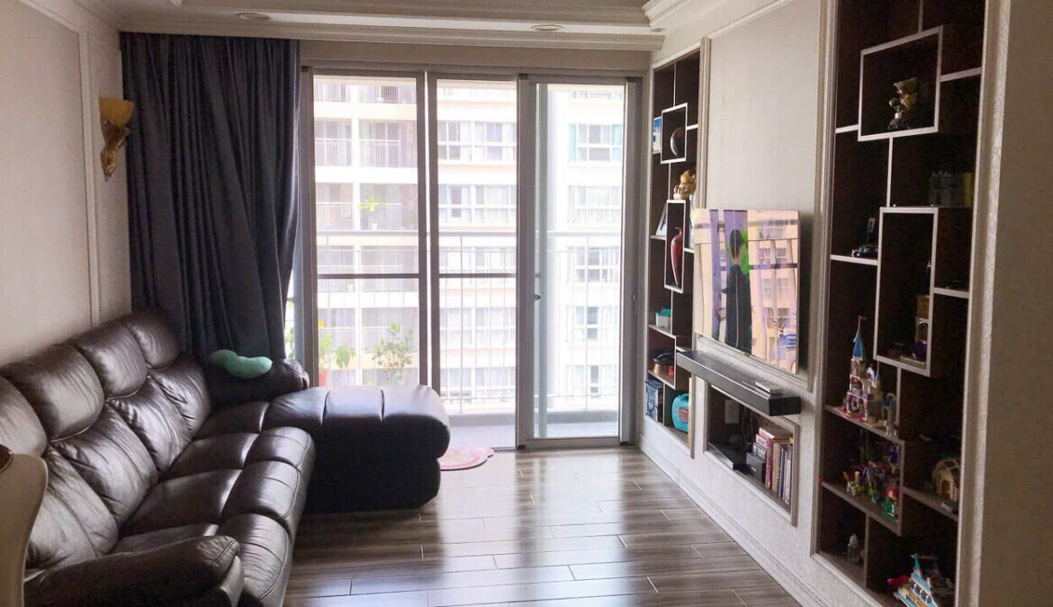 phong khach can ho ban 18 1170x675 - Bán căn hộ 110m2, chung cư Scenic Valley 1, giá 9.8 tỷ, nội thất đầy đủ, view hồ bơi.