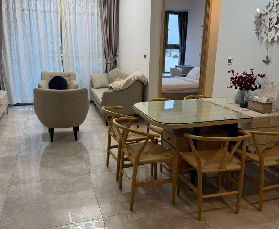 phong khach can ho ban 21 900x738 - Bán căn hộ chung cư Midtown The Peak, diện tích 77m2, 02pn, giá 9.8 tỷ, đầy đủ nội thất.