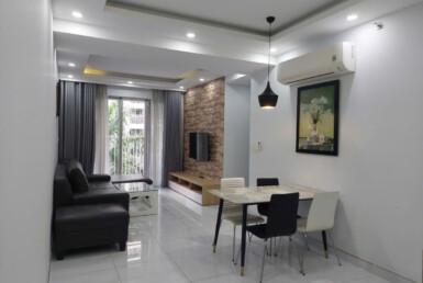 phong khach can ho ban 27 385x258 - Bán căn hộ chung cư Scenic Valley 1, 80m2, giá 8.1 tỷ, view trực diện hồ bơi, xem nhà dễ.