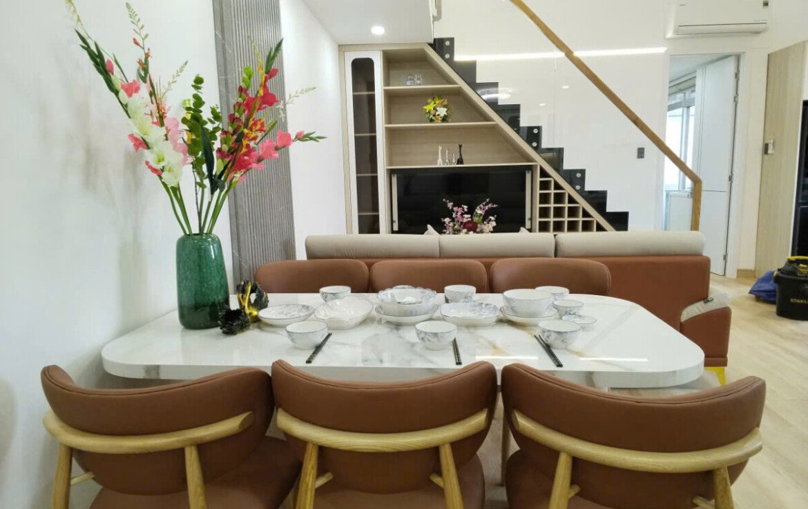 phong khach can ho duplex hv 3 ban 1170x738 - Bán căn hộ Duplex Hưng Vượng 3. DT 100m2 Thiết kế 3 Phòng-2wc- Nội thất mới- đang trống- Giá 6.080 Tỷ