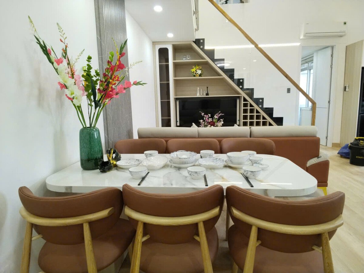 phong khach can ho duplex hv 3 ban - Bán căn hộ Duplex Hưng Vượng 3. DT 100m2 Thiết kế 3 Phòng-2wc- Nội thất mới- đang trống- Giá 6.080 Tỷ