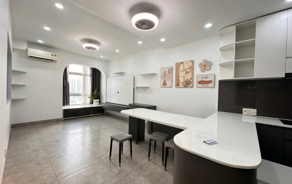 phong khach can ho sky 1 ban 1170x738 - Bán căn hộ Sky Garden 1. DT 71m2 Nhà đẹp- Lầu cao- View không bị chắn- 2 phòng-2wc- Giá tốt 4.9 Tỷ