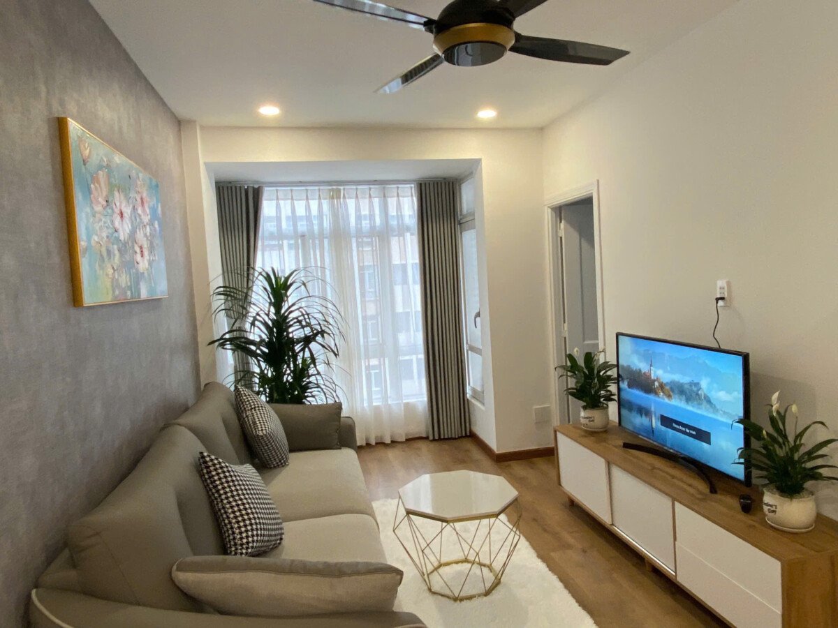 phong khach can ho sky 3 ban - Cần bán căn hộ Sky Garden 3. DT 56m2 Nhà đẹp- Đang cho thuê 14 Triệu/Tháng- 2 phòng-2wc- Giá 4.6 Tỷ