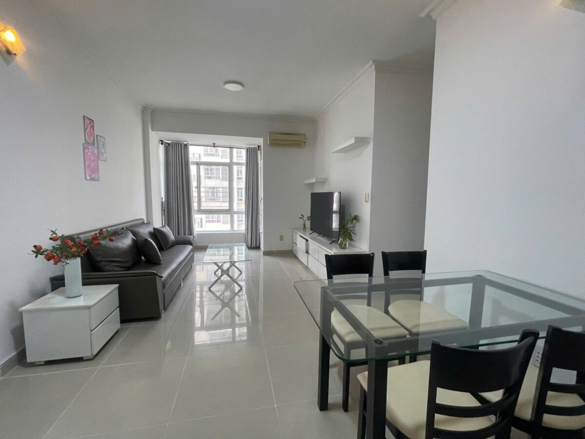 phong khach can ho sky 3 cho thue 3 - Cho thuê căn góc Sky Garden 3. DT 74m2 Thiết kế 2 phòng ngủ-2wc- Nội thất đầy đủ- Giá thuê 15 Triệu/Tháng