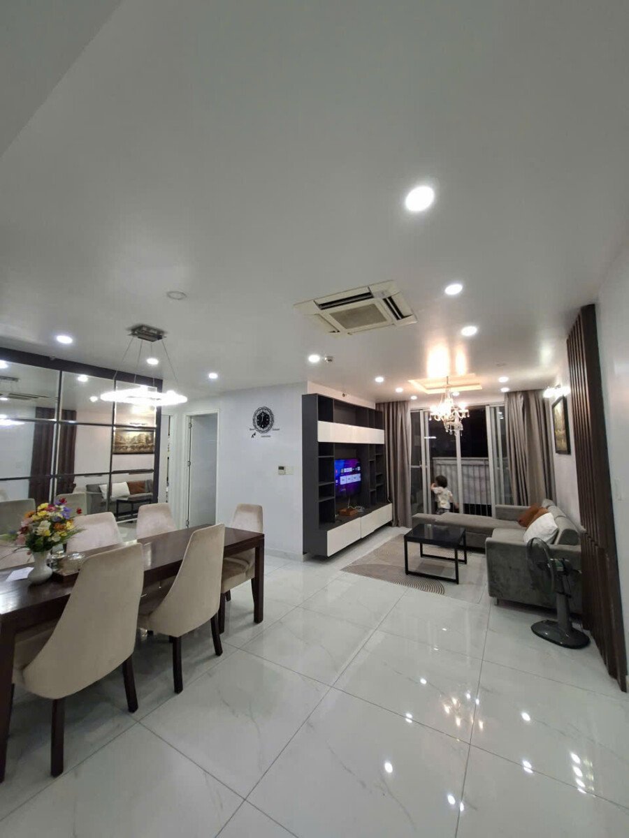 phong khach rong rai cho thue - Cho thuê căn hộ Scenic Valley 1. DT 89m2 Nhà đẹp- nội thất đầy đủ- 2 phòng-2wc- View hồ bơi- Giá 20 Triệu/Tháng