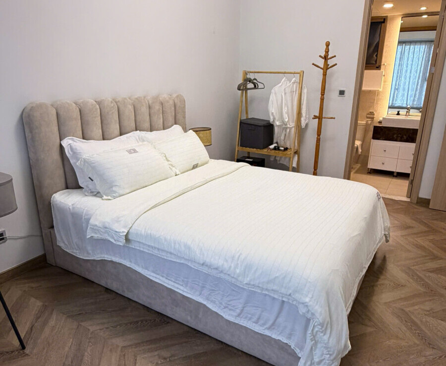 phong ngu can ho ban 13 900x738 - Bán căn hộ chung cư Midtown The Peak, diện tích 77m2, 02pn, giá 9.8 tỷ, đầy đủ nội thất.