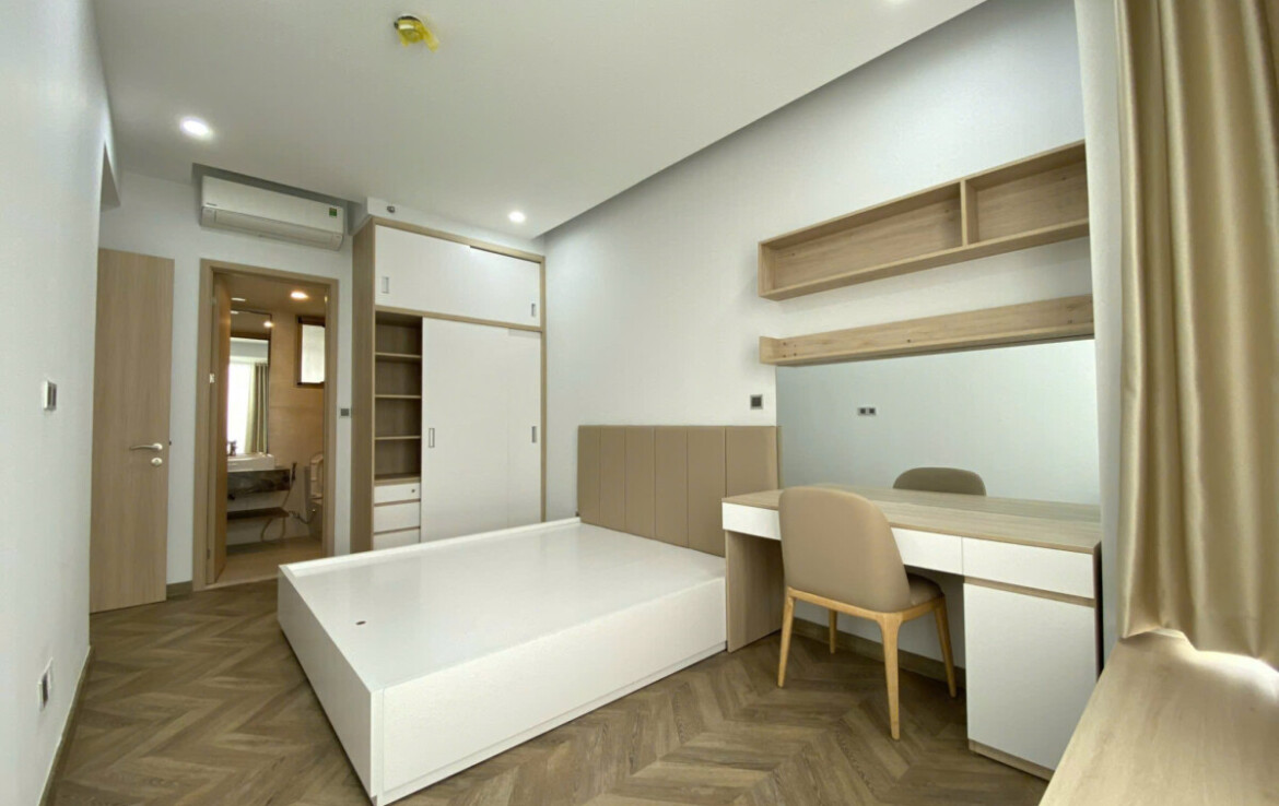 phong ngu can ho can ban nhanh 3 1170x738 - Cần bán nhanh căn hộ 75m2, chung cư Midtown The Peak, tầng cao, giá 9.8 tỷ + 01 ô đậu xe tầng hầm.