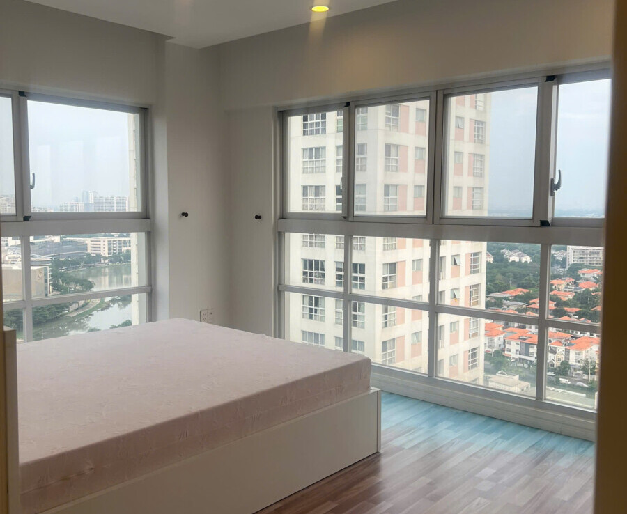 phong ngu chinh can ho ban goc nhieu cua so 900x738 - Giá mua bán căn hộ 3pn số 02 tòa H chung cư Happy Valley phường Tân Hưng T3/2026