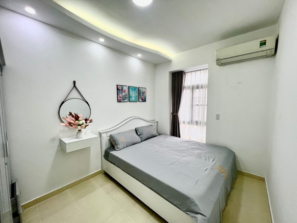 phong ngu chinh trong can ho can ban sky garden 2 - Cần bán gấp căn hộ 71m2, chung cư Sky Garden 2, 02pn, giá 5 tỷ, nhà đang có hdt 20tr/tháng.