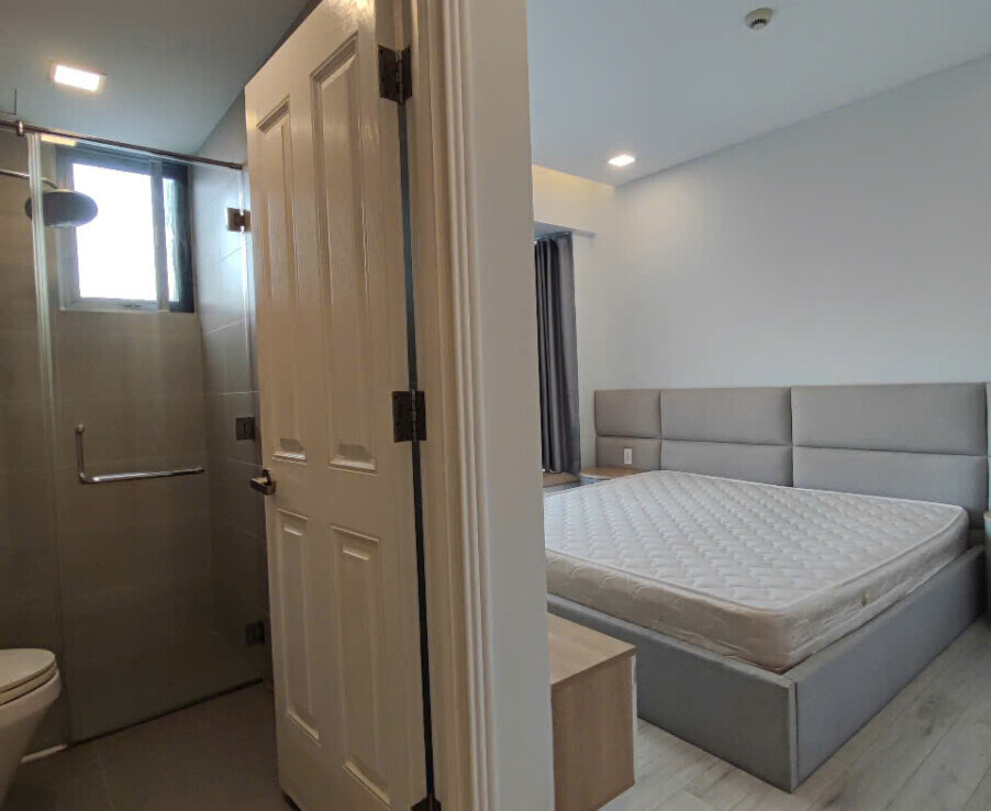 phong ngu master 3 902x738 - Giá mua bán căn hộ 3pn tòa D chung cư Scenic Valley 1 phường Tân Mỹ T3/2026