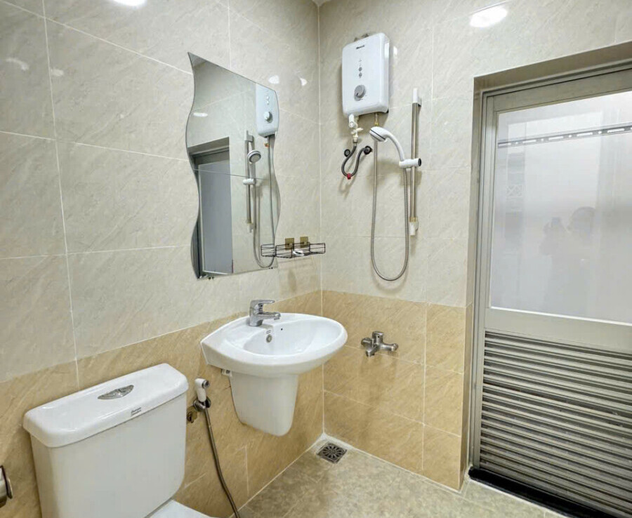 toilet can ho sky 2 ban 900x738 - Bán căn hộ đẹp tại Sky Garden 2. DT 71m2 Nhà đẹp- thiết kế 2 Phòng-2wc- Đang cho thuê 19 Triệu. Giá bán 5.650 Tỷ