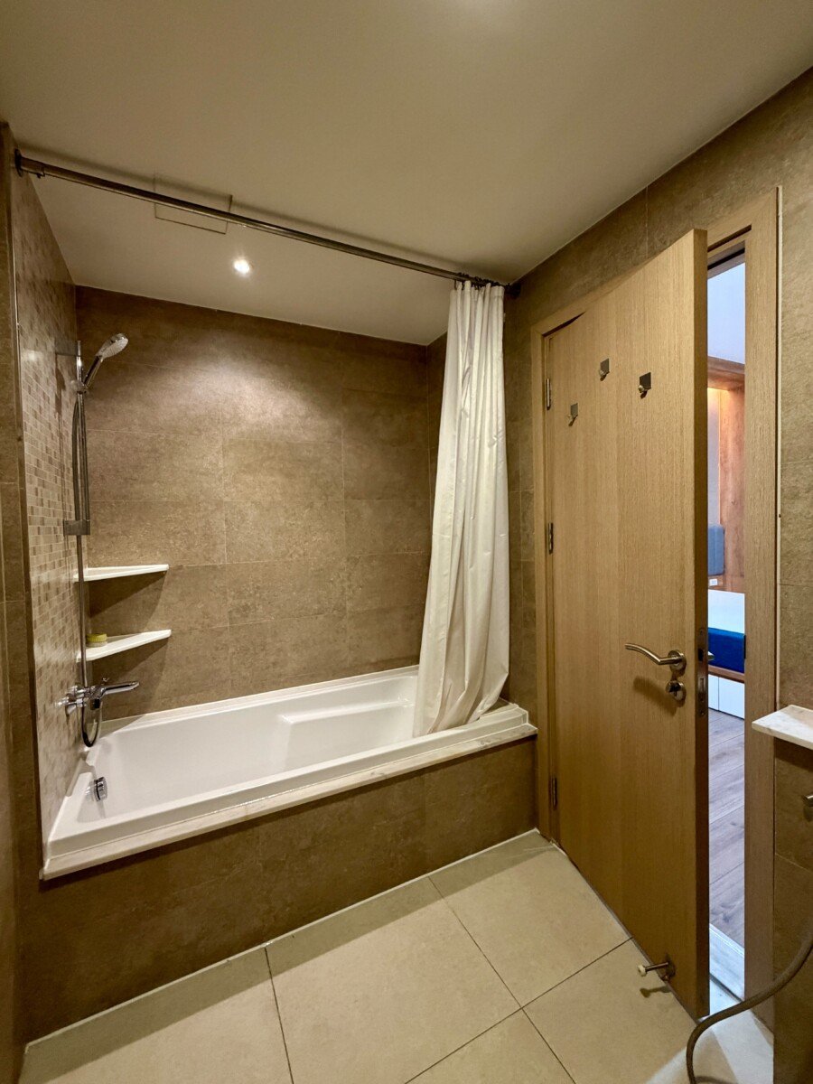 toilet co bon tam nam 1 - Giá cho thuê căn hộ 3pn tòa A chung cư Riverpark Premier phường Tân Hưng T4/2026