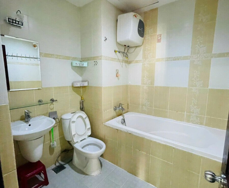 toilet co bon tam nam 2 900x738 - Giá mua bán căn hộ 56m2 tòa 7D chung cư Sky Garden 3 phường Tân Hưng T4/2026